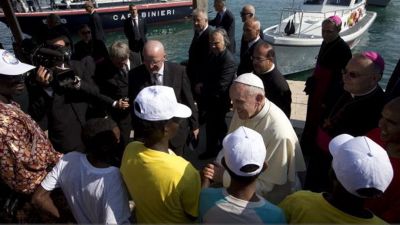 Il Papa ai migranti e rifugiati: «la Chiesa vi accoglie come madre»