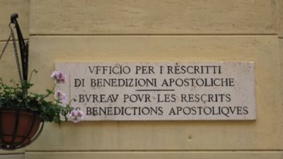 Le benedizioni del Papa, la carità, le vite della gente: una giornata nell'Elemosineria vaticana