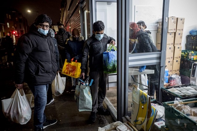 Studenti stranieri a Londra in fila per ricevere un pacco alimentare