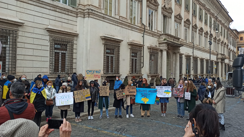 Manifestanti ucraine chiedono con cartelli la fine della guerra in Ucraina