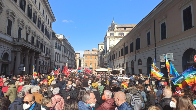 I manifestanti a piazza Santi Apostoli a Roma