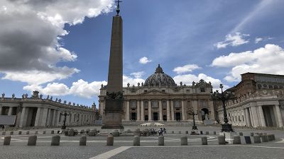 Nella solitudine di Piazza San Pietro, ritroviamo l'importanza del prenderci cura degli altri