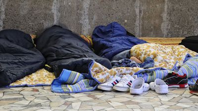 Le famiglie monoparentali e quelle senzatetto sono sempre più numerose nel mondo